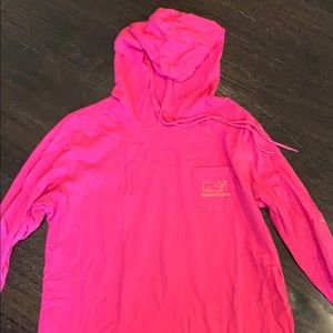 pink vineyard vines graphic long shirt with hood